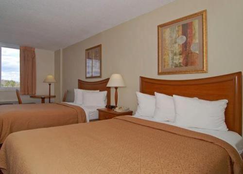 Quality Inn & Suites Near The Theme Parks Orlando Room photo